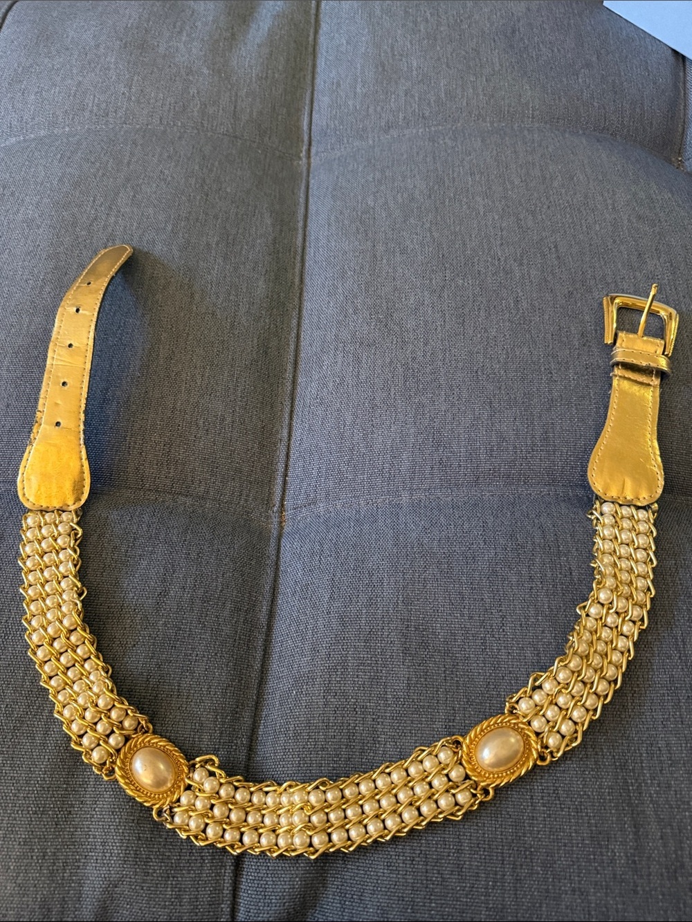 Vintage Belt in Metallic Gold with Faux Pearls. Size M/L. Circa 80’s.